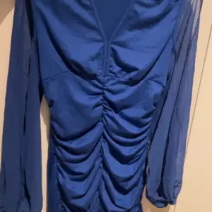 blå klänning från shein i storlek S. normal i storleken, dock endast testad men aldrig använd. väldigt bra skick. armarna är ”öppna” (se bild 2). 