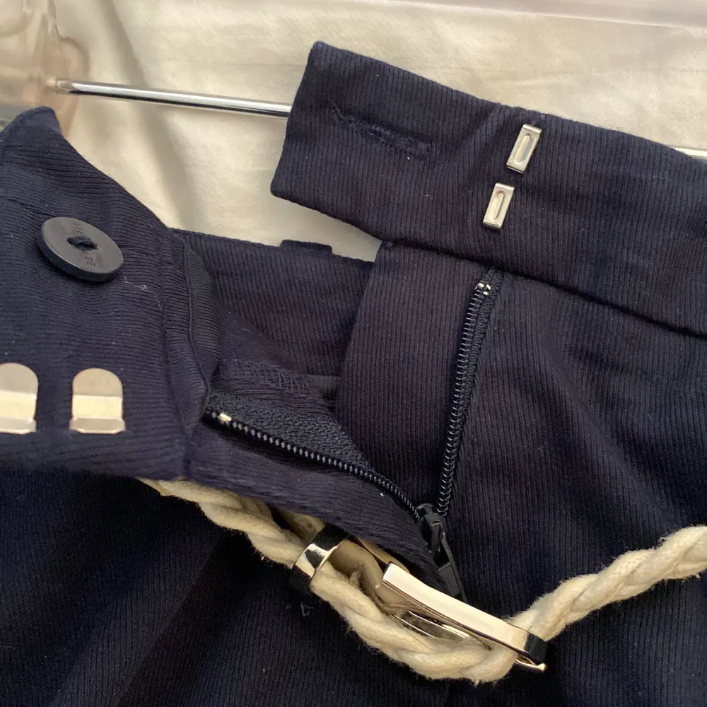 Marinblå shorts med skärp, jättebra skick. Shorts.