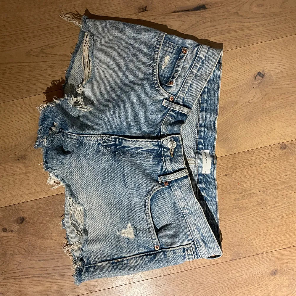 Snygga lågmidjade jeans shorts från Gina i nyskick!🥰. Jeans & Byxor.
