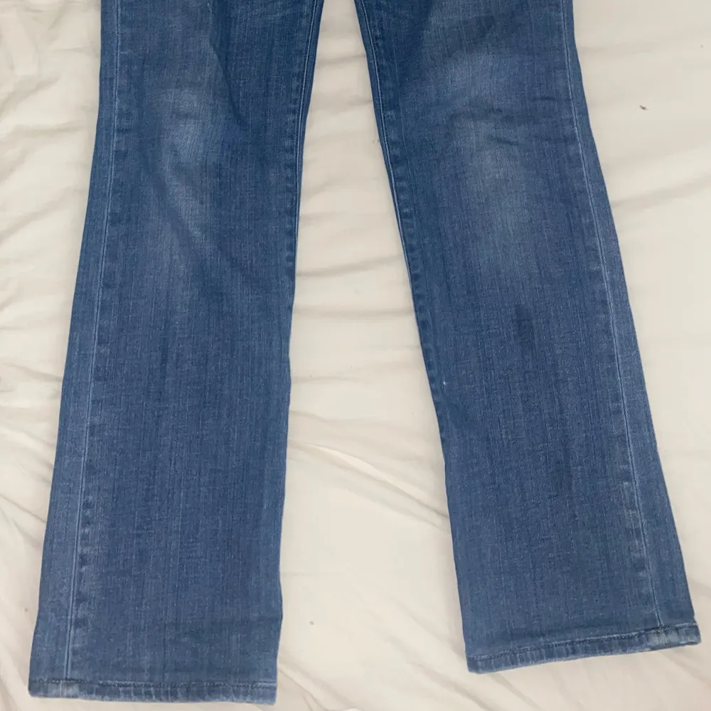 Så snygga lågmidjade bootcut/straight jeans från diesel. I mycket bra skick! Säljer då de blivit lite för små för mig💖. Jeans & Byxor.