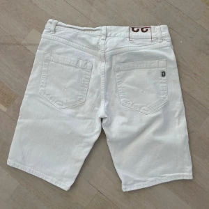 Dondup jeansshorts - Säljer dessa as fräcka dondup jeansshorts i nyskick! Storlek: 32! Modellen heter Derick & de är i ”regular fit”. De är köpta på United Fashion! Nypris: 3800kr