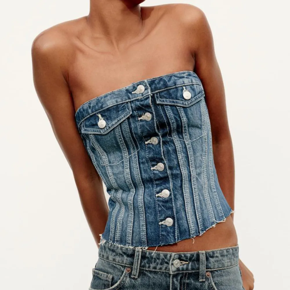 Jeans topp från Zara i storlek XS. Oanvänd med lapparna kvar. Toppar.