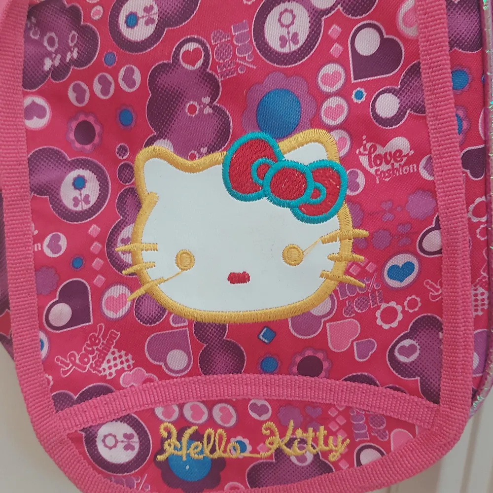 Hello kitty väska som knappt är använd!❤️ kontakta mig om ni vill köpa!. Väskor.