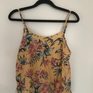 Sommar linne - Superfint pastellgult linne. Banden går att justera enkelt! Helt oanvänt och toppskick😍 Skriv vid frågor eller funderingar!💕