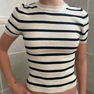 Randig tröja  - Säljer en randig tröja från Gina Tricot för att den inte kommit till användning, Köpt för 250kr och är i bra skick❣️
