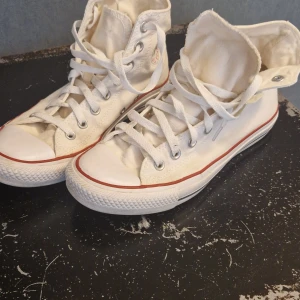 Vita converse - St 39.5. Knappt använda