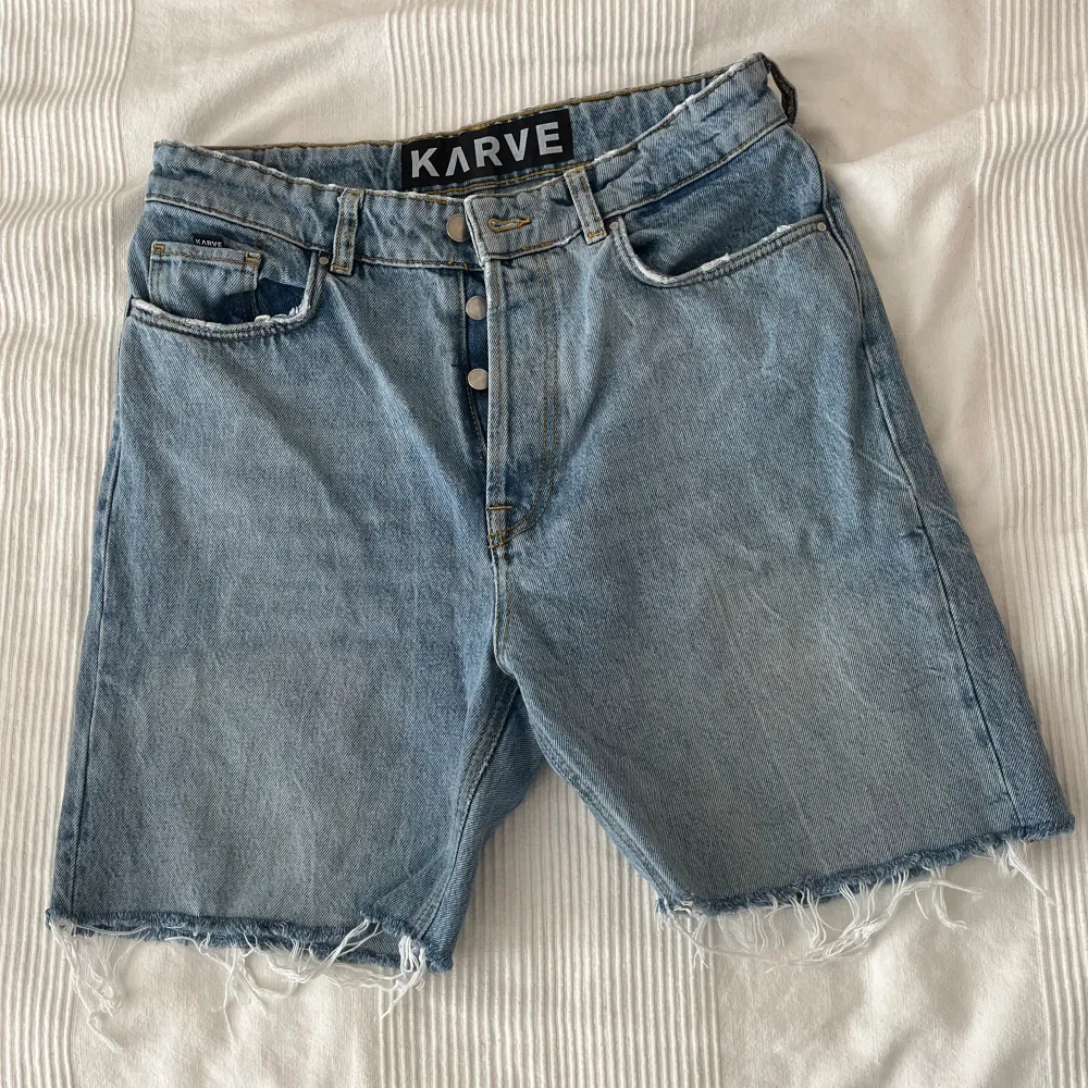 Var tidigare ett par jeans som jag klippt av till shorts. Står inte storlek men passar ca storlek M beroende på vilken passform man vill ha!. Shorts.