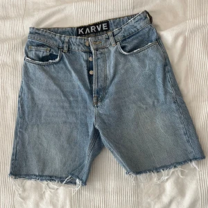 Jeansshorts  - Var tidigare ett par jeans som jag klippt av till shorts. Står inte storlek men passar ca storlek M beroende på vilken passform man vill ha!