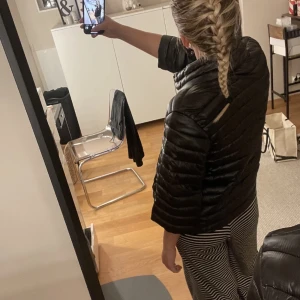 Herno liknande jacka - Säljer denna hemma likande jacka i storlek M. Säljs då den tyvvär inte kommer till användning 💓