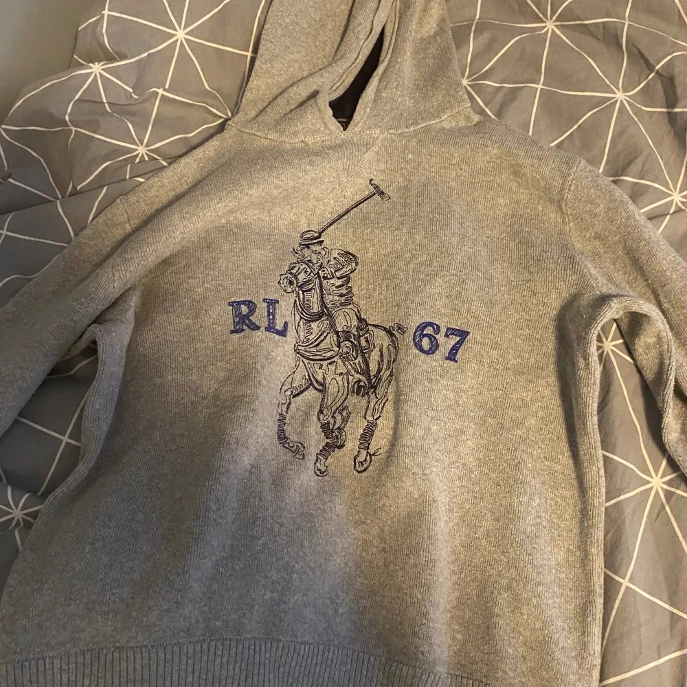 Säljer denna feta Ralph lauren hoodien pga jag växt ur den, den passar på en som är runt 160-165.den har en liten defekt på högra axeln men man lägger inte märke till den.. Hoodies.