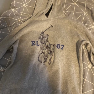 Ralph lauren Hoodie - Säljer denna feta Ralph lauren hoodien pga jag växt ur den, den passar på en som är runt 160-165.den har en liten defekt på högra axeln men man lägger inte märke till den.