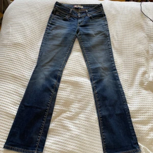 Lågmidjade bootcutjeans från Levis  - Aldrig använda! Säljer då de är alldeles för små på mig🥶Hittar ingen storlek men jag har S i jeans så skulle gissa på att dessa är Xxs
