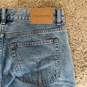 Säljer ett par ursnygga jeans från Tiger of Sweden i otroligt bra skick!   Färgen är ljusblå, modellen heter ”Marty” och storleken är W32/L34 men är fungerande för den som brukar bära nån mindre storlek också!   Pris 500kr (nypris 1999kr) 