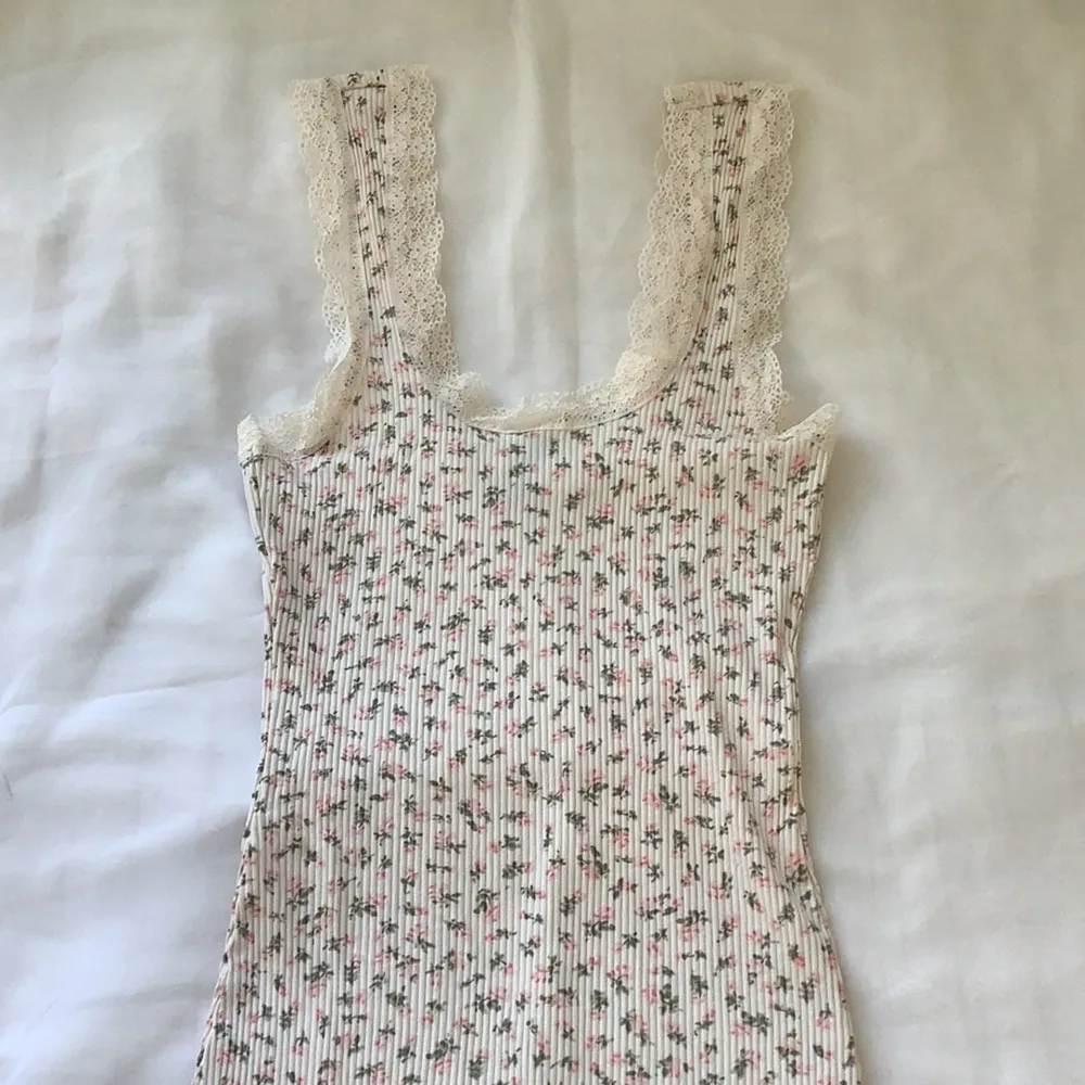 Säljer den här klänningen med rosa blommor med spets längst upp! Perfekt för sommaren och en är i storlek XXS men går att töja ut💞 Kom privat för frakten, och hela betalningen sker via swish! . Klänningar.