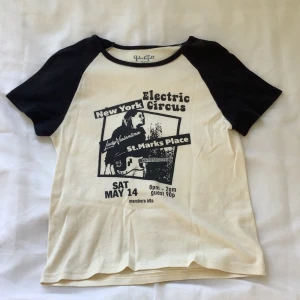 T-shirt med tryck - Gullig t-shirt med svart tryck från brandy Melville i storlek one-size (XS-S). Den är i ett jätteskönt material! Kom privat för frakten, och hela betalningen sker via swish!❤️‍🔥