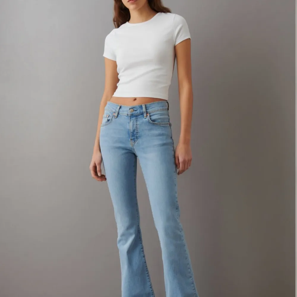 Säljer mina låg midjade ljus blåa jeans från Gina Tricot💓 jeansen har storlek 36 och har använts få gånger💞 nypris 499 ( säljs inte längre) säljer för 350💗. Jeans & Byxor.