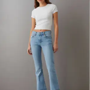 Säljer mina låg midjade ljus blåa jeans från Gina Tricot💓 jeansen har storlek 36 och har använts få gånger💞 nypris 499 ( säljs inte längre) säljer för 350💗