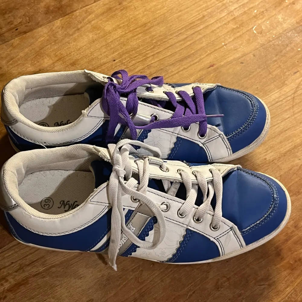 Skitcoola vintage sneakers som ser lite ut som adidas sambas, jättefin blå och vit färg, och bra skick!💙. Skor.