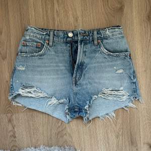 Jeans shorts från zara i storlek 36. Aldrig använda🩵 köpare står för frakt😘