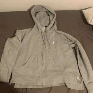 Ralph lauren zip - Säljer min Ralph lauren zip up eftersom den är för liten. Den har inga hål eller nån form av skada 10/10 skick. Storleken är XS/S