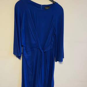 Mörkblå klänning med knyte 