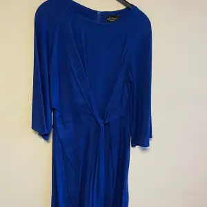 Mörkblå klänning med knyte 
