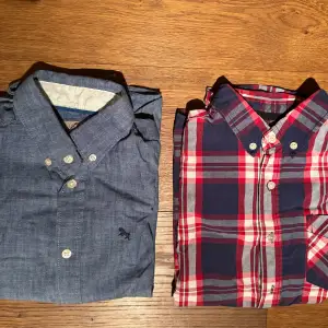 Två snygga skjortor i stl 140  Långärmad i denim tyg från Lindex/logg 50kr  Kortärmad rutig skjorta stl 134/140. 50kr  Båda i mycket fint skick! 