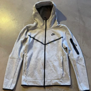 NIKE TECH  - Säljer min NIKE TECH FLEECE då den nästan aldrig har blivit använd. Säljer hoodien på grund av att den inte är min stil. Jag är 185 cm och väger ungefär 73 kg. 
