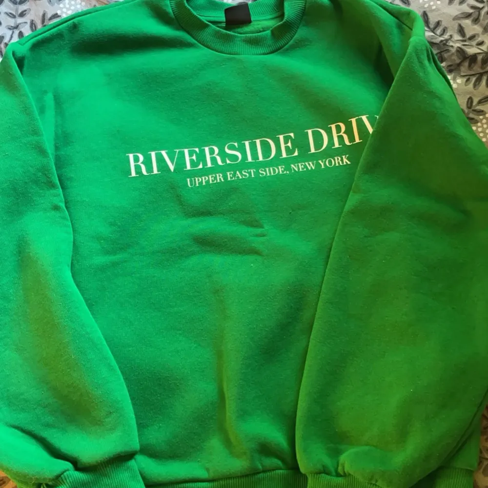 Säljer 3 stycken sweatshirts från Gina, den gröna är i storlek XS, dem andra två är i storlek S, nyskick. Hoodies.