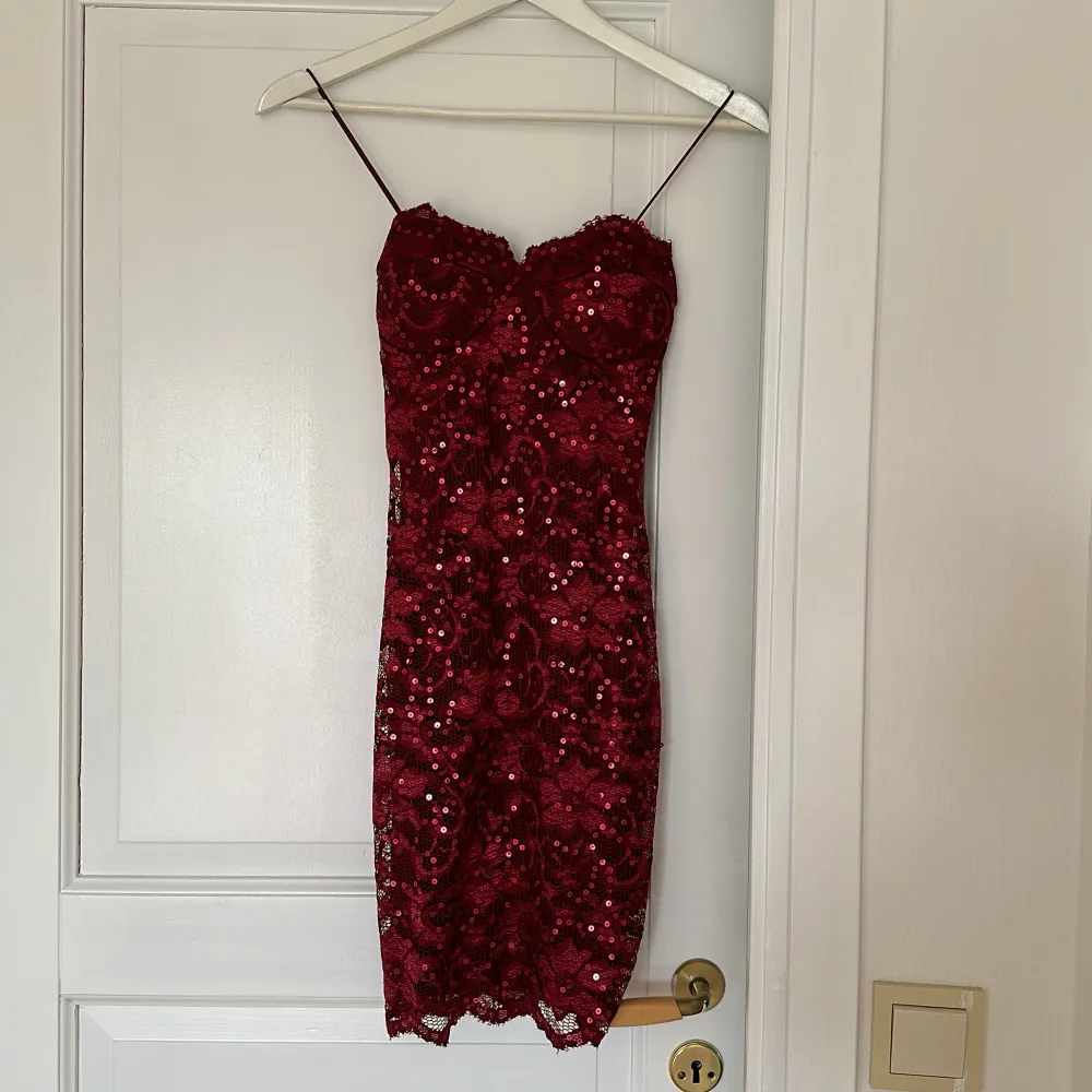 En super fin röd paljett klänning i storlek XS. Aldrig använt & prislapp är kvar. . Klänningar.