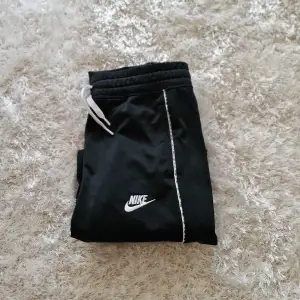 Nike byxor i storlek 158-166 oanvända 