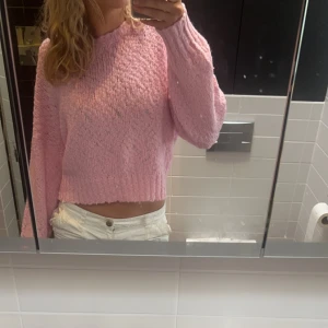 Jättesöt stickad tröja 💕💕 - Säljer då den inte kommit till användning🥰
