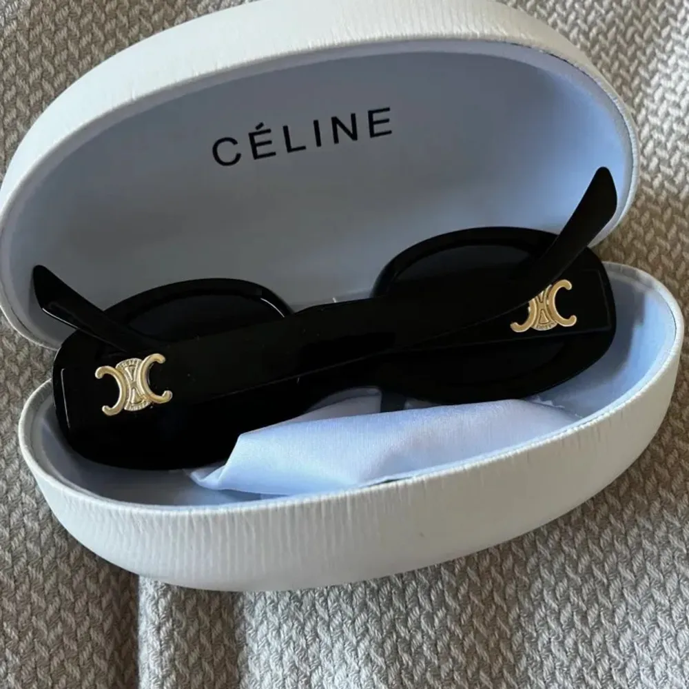 Jag säljer solglasögon från Céline jag har även prada, kom privat 🦋🦋❤️. Accessoarer.