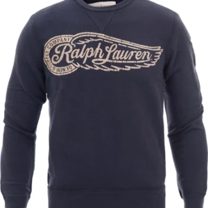 Ralph Lauren tröja - Skitsnygg Ralph Lauren tröja i bra skick! Tröjans motiv ska se vintage-aktigt ut så det är en del av designen. Storlek S, normal i storlek. 