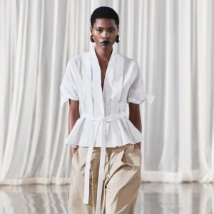 Vit topp - En jättefin (oanvänd) topp från zara! Köptes för någon vecka sedan och lappen är bara avtagen. 🌸🌼💌