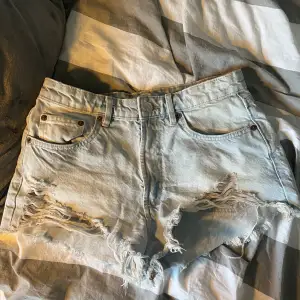 Assnygga jeans shorts till sommaren! Från Zara, köpta förra sommaren men använda bara typ 3 gånger så de är i nyskick 