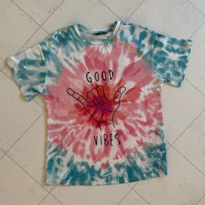 Hippie tröja - Tie dye t shirt med coolt print i storlek S (oversised) 😎👍 skriv gärna vid frågor!💕
