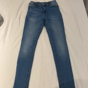 Skinny jeans  - Blåa skinnyjeans för barn