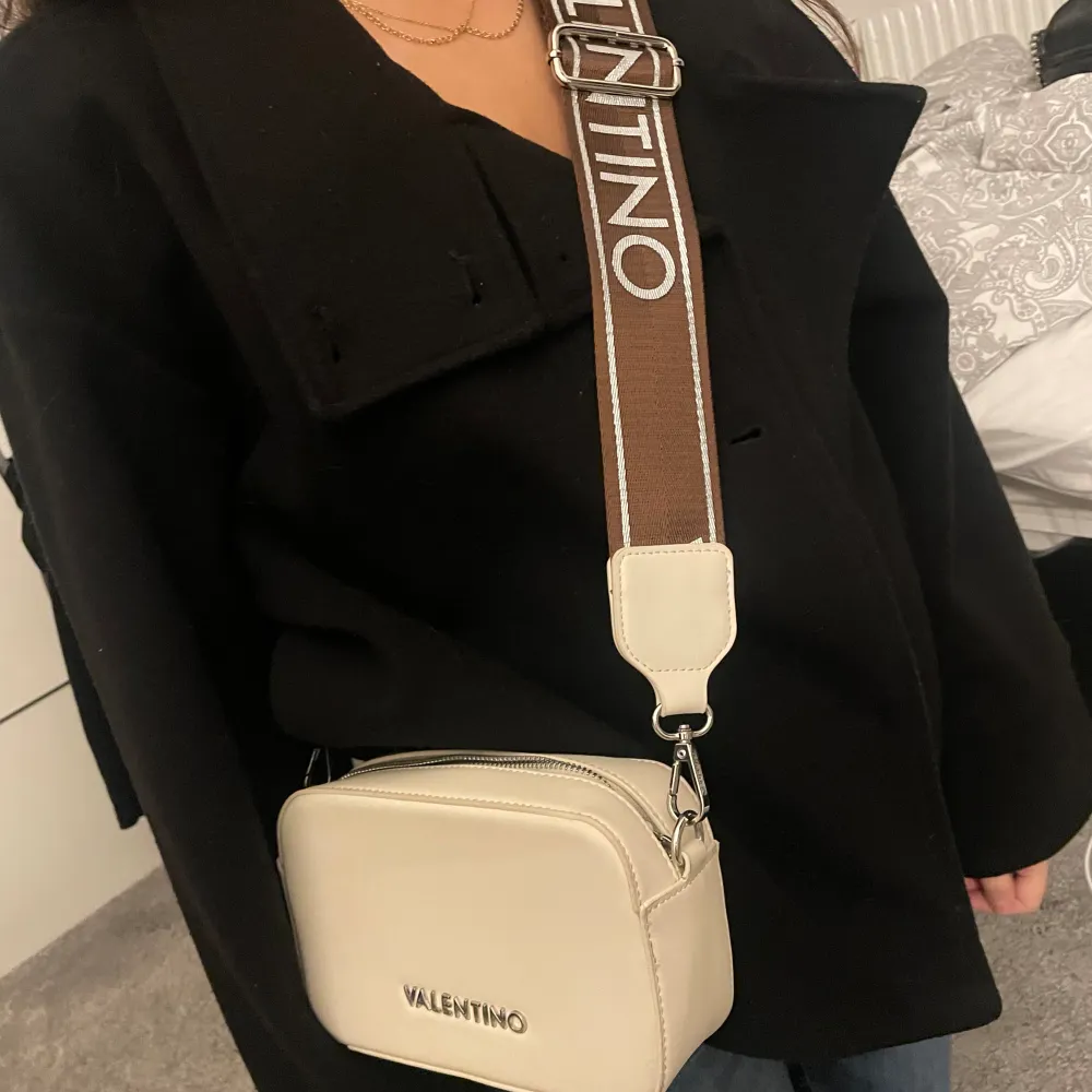 Valentino väska som kommer med två olika remmar😍. Väskor.