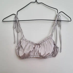 Satin-set - Set från Gina Tricot i storlek S, typ silvrigt men lite åt det beiga. Jättesköna shorts och bh i satinkvalité. Shortsen är lågmidjade och går att justera med snörena. Tyvärr passade det mig inte.