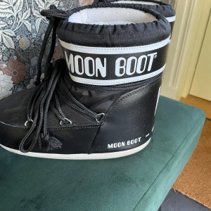 Moonbots - Hej!  Jag säljer min moonbots då jag inte har använt dom nått.Använt endast en gång så är i bra skick. De är storlek 39/41 men skulle säga att dom nästan e för små o jag har vanligtvis 39. Så jag skulle säga 38-39💗pris kan diskuteras 