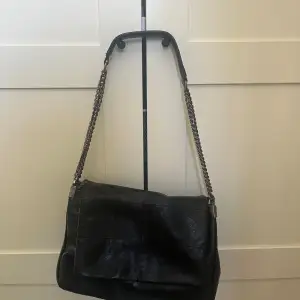 Fin svart väska från zara 