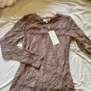 Dusty Rose Spetstopp - Jättefin spetstopp i en gammelrosa nyans. Helt nyskick och aldrig använd.🎀💐