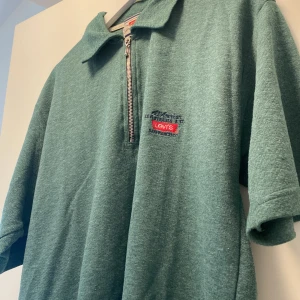 Levis zip up t-shirt - Bra skick!!! 