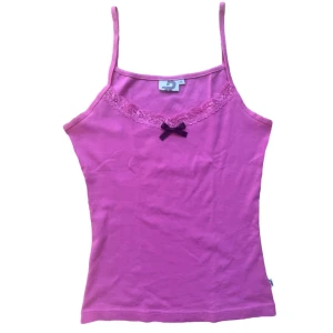 y2k coquette bow sewn top - söt topp med spets och rosett. Storlek XL på lapp men insydd att passa en XS eller S bäst. Köparen står för frakten. 🩷