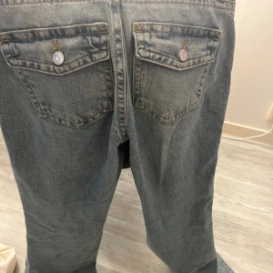Low waist bootcut jeans från gina trickot  - Dom sitter perfekt i längden på mig som är 167 ungefär. Dom sitter bra i storlek och är utsvängd där nere. Dom är i storlek 34 men skulle säga att dom även passar till mindre storlekar. Skriv privat för fler bilder. Köpta för 500, säljer för 350!
