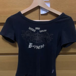 Cool t-shirt  - En jättefin o cool t-shirt! Den kommer tyvärr inte till användning längre. Kan skicka fler bilder privat om det önskas. Frakt tillkommer