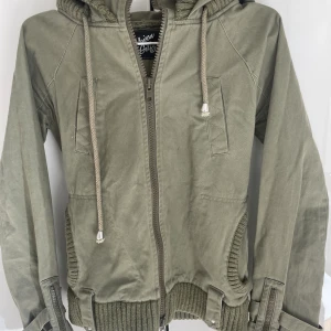 Grön tun jacka  - Perfekt för våren och sommaren och verkligen så snygg och passar till allt