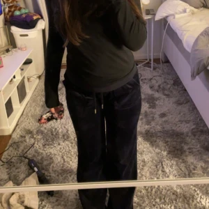 Juicy byxor mörkblå  - Byxorna är i storlek S, använder dom inte längre därför jag säljer. Byxorna är i väldigt bra sick, och det finns inga defekter på dom. Säljer dom för 220kr