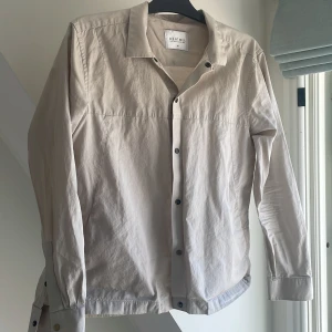 Overshirt these glory days - T herni shirt av these glory days, bra skick. Liite färg har släppt på några av de svarta knapparna.